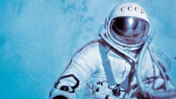 Космонавт, впервые в истории человечества выбравшийся в открытый космос, не смог влезть обратно