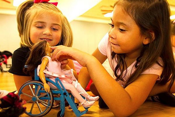 Mattel усадила Барби в инвалидную коляску