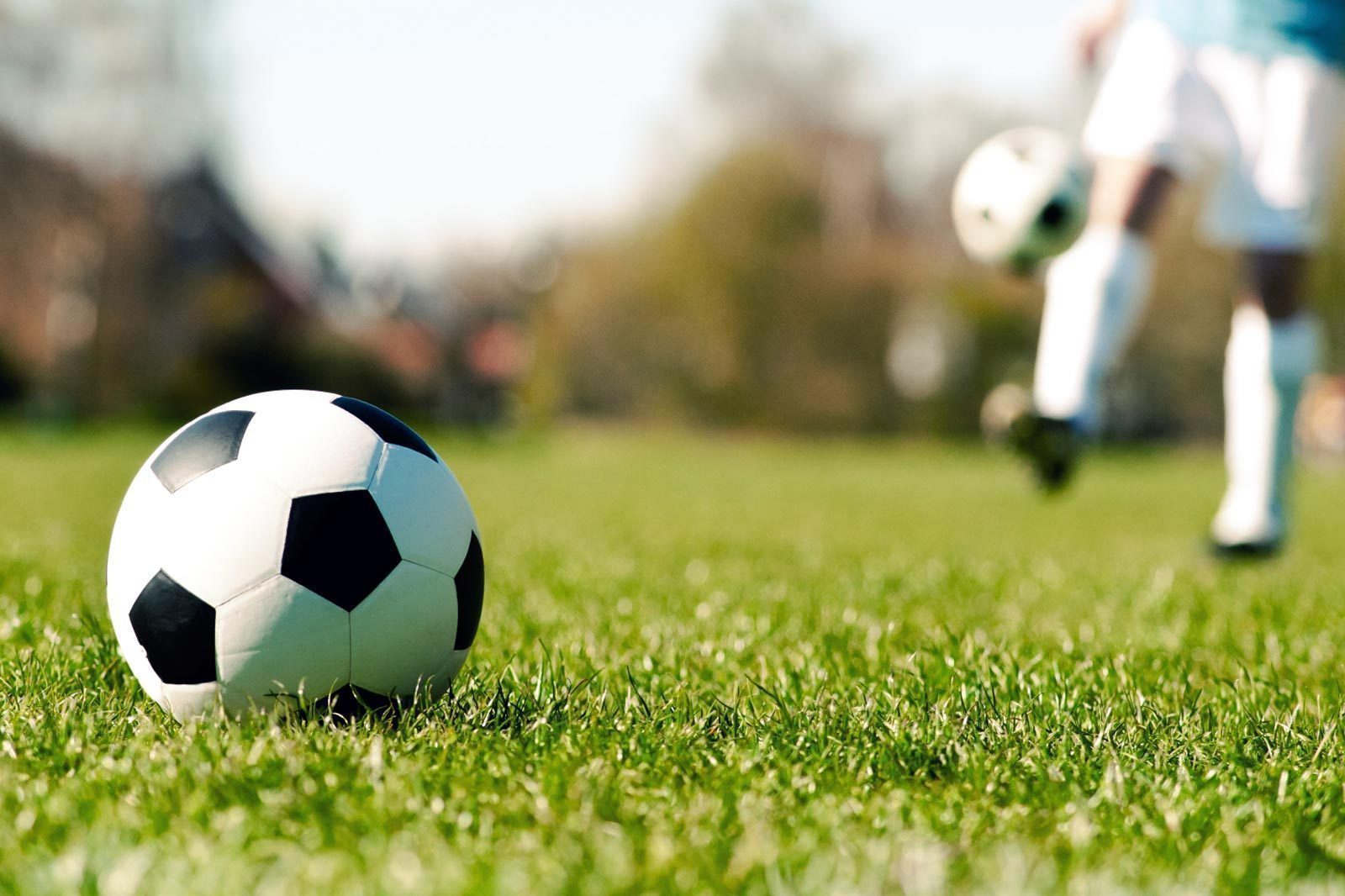 Сайт футбольный футбол. Мяч "футбол". Футбольный мяч на поле. Футбольный мяч на газоне. Футбольный мяч фон.