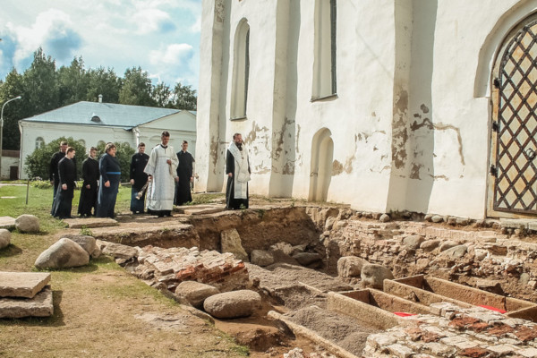 археология, раскопки, саркофаги, бояре, Великий Новгород