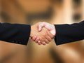 Рукопожатие: когда, где и почему мы начали пожимать руки?