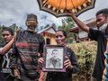 Прогулки с мертвыми - причудливая церемония в Индонезии