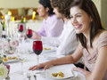 Европейские традиции гостеприимства: в приоритете общение и еда за счет гостя