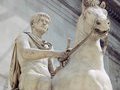 Похороны ноги и любовь к коню: самые странные исторические факты