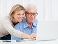 Цифровая грамотность: компьютерные школы для пенсионеров
