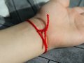 Красная нить на запястье: значение