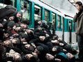 Нужно ли из вежливости придерживать опаздывающим двери вагона метро?